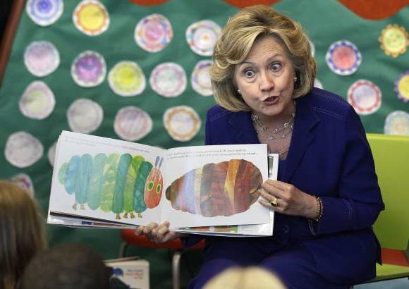 AP - La exsecretaria de Estado, Hillary Clinton lee en voz alta a los ni&#241;os en una biblioteca infantil y un centro de aprendizaje en Little Rock, Arkansas, Estados Unidos.