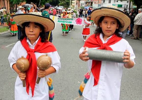 Julio C&#233;sar Herrera - Las calles de La Floresta fueron invadidas por la alegr&#237;a, los bailes y el colorido de las silletas de los ni&#241;os de cerca de 50 instituciones educativas en el tradicional desfile de silleteritos.