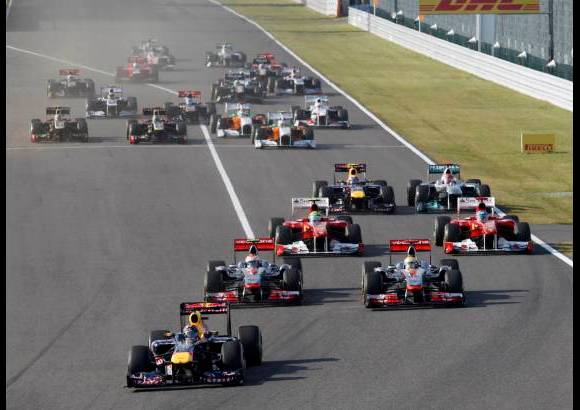 Reuters - Button, que comenzó en primera fila junto con Vettel, que tenía la pole, se hizo de la bandera a cuadros en el circuito Suzuka al lograr su tercera victoria de la temporada por la escudería McLaren, mientras que el español Fernando Alonso, del equipo Ferrari, quedó en segundo sitio.