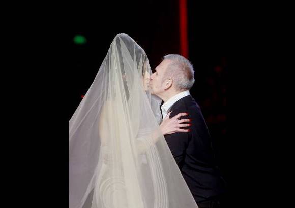 AP - Gaultier, a quien no le gusta &quot;hacer retro por hacer retro&quot;, dijo luego a la prensa haber pensado &quot;muy pronto&quot; en dedicar una colecci&#243;n a la cantante y a su estilo.