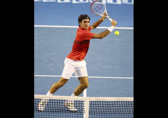 AP - Federer accede con su victoria de este martes a su novena semifinal del Abierto de Australia consecutiva, un torneo donde ha ganado cuatro t&#237;tulos. Este a&#241;o aspira a convertirse en el segundo jugador en la historia que gana cinco veces en Australia, algo que solo ha conseguido Roy Emerson, que en 1967 logr&#243; su sexto campeonato.