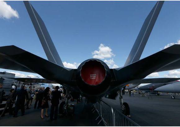 AP - Seg&#250;n indic&#243; el portavoz, el F-35 no podr&#225; participar en la exhibici&#243;n por motivos log&#237;sticos y de planificaci&#243;n, ya que no cuenta a&#250;n con permiso para cruzar el Atl&#225;ntico por los requisitos mec&#225;nicos m&#225;s estrictos impuestos tras el fallo de motor que ocasiono la suspensi&#243;n.