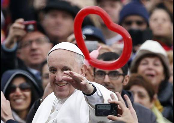 Reuters - Muy popular sigue el Papa Francisco, los feligreses esperan sus audiencias públicas en Roma para saludarlo.