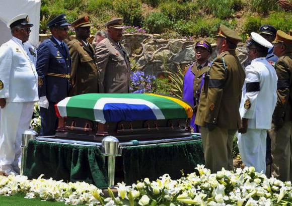 REUTERS - El expresidente de Sud&#225;frica y Premio Nobel de la Paz Nelson Mandela descansa ya para siempre junto a una peque&#241;a colina de Qunu, una modesta aldea rodeada de praderas en la que pas&#243; su infancia y donde este domingo fue enterrado, cumpliendo su expreso deseo.