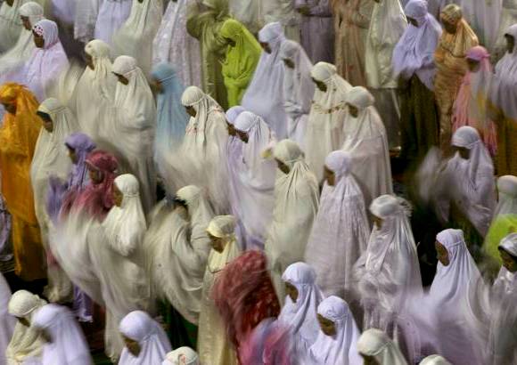 AP - Más de 1.000 millones de musulmanes en el Medio Oriente y el resto de mundo comenzaron el miércoles a observar el mes sagrado del Ramadán, un período dedicado a orar y ayunar del alba al ocaso.