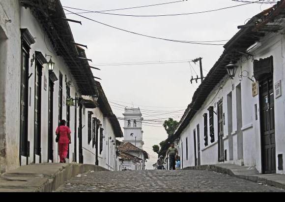 Juan Fernando Cano - Las calles empedradas de Girón, Santander, su arquitectura colonial y los caserones pintados de blanco son vestigios que se han quedado suspendidos en el tiempo.