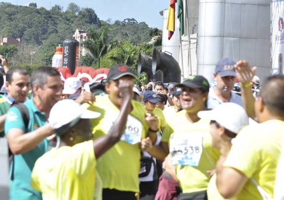 Esteban Jaramillo y Sebastián Salazar - Más de 10 mil competidores se dieron cita en esta histórica cita deportiva que se corría en las modalidades de 5, 10, 21 y 42 kilómetros