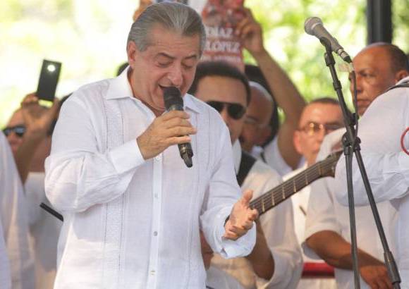 FOTO ALEX HEREIRA - Enviado especial Valledupar - Uno de los momentos de m&#225;s emoci&#243;n para la multitud fue cuando su hijo Rafael Santos interpret&#243; Mi muchacho, canci&#243;n que su padre le compuso en los a&#241;os 80. En la foto, Jorge O&#241;ate.