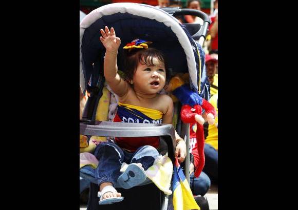 FOTOS JAIME P&#201;REZ - Ni&#241;os, j&#243;venes y adultos con sus caras pintadas de amarillo, azul y rojo,...
