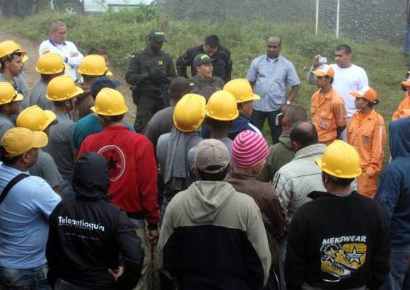 Foto cortes&#237;a Polic&#237;a Antioquia - La evacuaci&#243;n en la vereda Los Asientos de Buritic&#225; fue ordenada por la Gobernaci&#243;n debido al inminente riesgo de deslizamiento en una monta&#241;a.