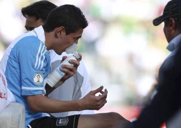 AP - La entrega de &#193;ngel Di Mar&#237;a sobre el terreno de juego, hizo que el jugador tuviera que recibir ox&#237;geno en algunos pasajes del partido.