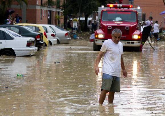 Esteban Vanegas - González indicó que la quebrada conocida como El Sesteadero, se desbordó e inundó esta vereda y los barrios San Pablo y El Porvenir.