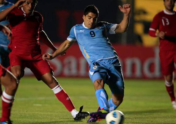 Reuters - Uruguay, uno de los favoritos para ganar el t&#237;tulo, igual&#243; a los 45 minutos con tanto del delantero Luis Su&#225;rez.
