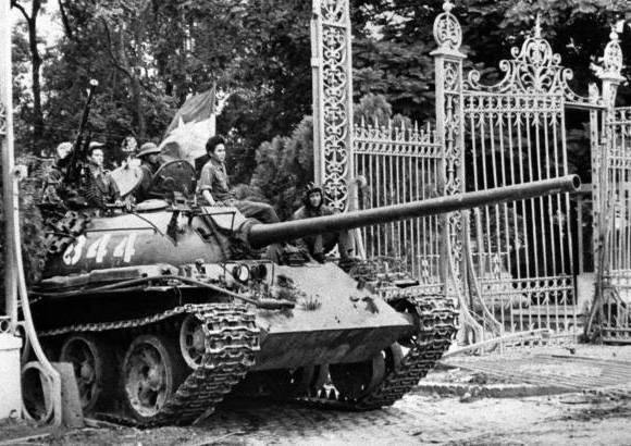 AP - Aquel 30 de abril de 1975, los carros de combate norvietnamitas, con el apoyo del Vietcong, tomaron el Palacio Presidencial mientras Estados Unidos culminaba la evacuaci&#243;n de su embajada y de los dirigentes del r&#233;gimen derrocado.
