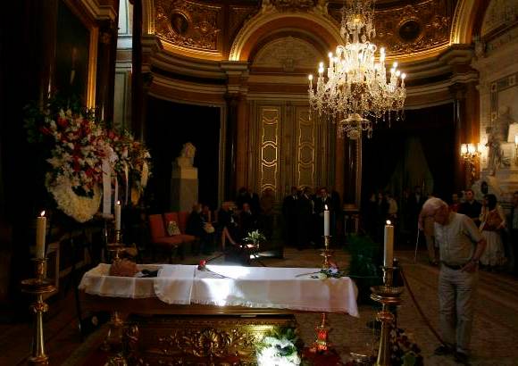 REUTERS - Con un tratamiento propio de un Jefe de Estado, el f&#233;retro del &#250;nico Nobel de Literatura portugu&#233;s fue trasladado a hombros por un grupo de soldados, ante una guardia militar de honor, desde el avi&#243;n de las Fueras Armadas lusas que lo trajo de Lanzarote (Espa&#241;a) hasta el veh&#237;culo f&#250;nebre que lo traslada al Ayuntamiento de Lisboa.