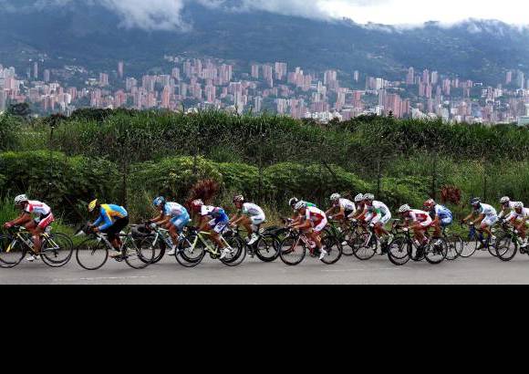 Manuel Saldarriaga - El lote de los &#233;lites va raudo por el Juan Pablo II. En esta categor&#237;a se impuso Weimar Rold&#225;n (GW-Shimano).