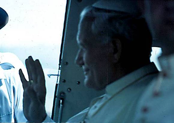 Foto Archivo Colprensa - El Papa Juan Pablo II saluda a los miles de feligreses que se congregaron en Armero, en junio del 86, meses despu&#233;s de la tragedia que borr&#243; esta poblaci&#243;n del Tolima.
