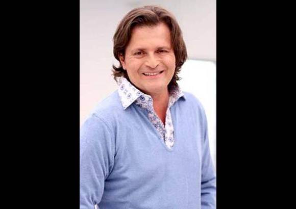 CORTES&#205;A CANAL CARACOL - Julio Cesar Herrera es Mario Herrera. Es un odont&#243;logo muy particular y famoso, pero Alejandro lo detesta. Aunque Mario usa tenis, tiene el pelo largo, se viste extravagante y atiende a sus pacientes con reggaet&#243;n, es un gran profesional y una mejor persona.