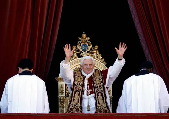 Reuters - Tras el mensaje, el papa imparti&#243; la bendici&#243;n &quot;Urbi et Orbi&quot; (a Roma y a todo el mundo) en 65 idiomas, entre ellos espa&#241;ol.