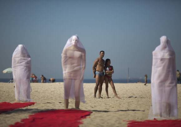 AP - En plena playa de Copacabana fueron expuestos un tr&#237;o de maniqu&#237;es envueltos en tela y que forman parte de un protesta organizada por activistas de paz para presionar por las aclaraciones sobre las personas desaparecidas.