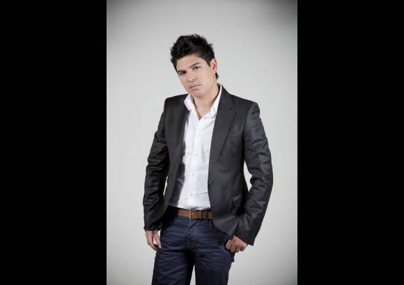 Cortes&#237;a - Angelo Mil&#225;n es bogotano, tiene 30 a&#241;os y es cantautor. Alterna su trabajo entre cantar en lugares p&#250;blicos y atender el negocio que tiene con su esposa. Su motivaci&#243;n en la vida son su esposa y sus dos hijas. La iniciaci&#243;n que tuvo en la m&#250;sica fue emp&#237;rica.