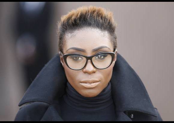 Reuters - La cantante brit&#225;nica Laura Mvula arrives tambi&#233;n lleg&#243; al desfile.