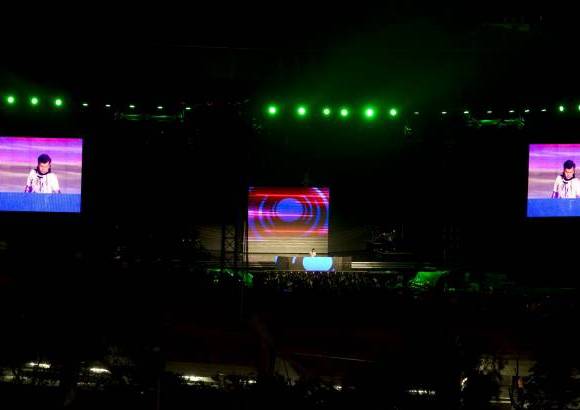 Jaime P&#233;rez y Esteban Vanegas - Paul Oakenfold el Dj telonero de Madonna hace su aparici&#243;n entre luces y pantallas.