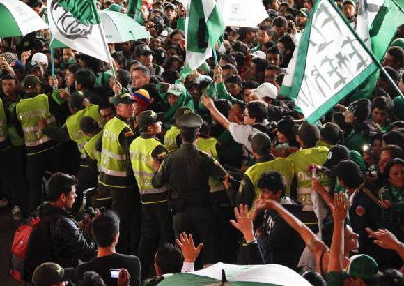 Colprensa - Con banderas, sombrillas, gritos, aplausos y cantos que brindaron cientos de hinchas vestidos de verde, fue recibido el cuadro Atl&#233;tico Nacional en el Puente A&#233;reo de Bogot&#225;.
