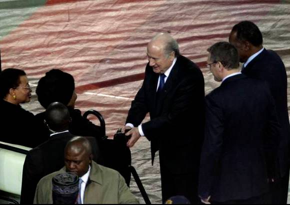 AP - El ex presidente, que lleg&#243; al c&#233;sped del Soccer City sobre un peque&#241;o veh&#237;culo que dio la vuelta al campo de juego, estuvo acompa&#241;ado de su esposa, Gra&#231;a Mache. En la imagen lo saluda el presidente de la Fifa, Joseph Blatter.