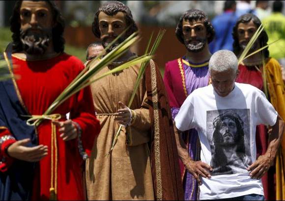 Manuel Saldarriaga - El fervor de los cat&#243;licos se not&#243; hasta en las prendas de vestir. Las camisetas con im&#225;genes religiosas sobresalieron.