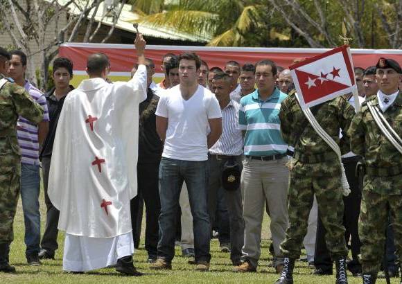 Presidencia de la Rep&#250;blica - El capell&#225;n del centro militar de Tolemaida evoc&#243; al Se&#241;or para bendecir a los soldados, mientras que el comandante de la Escuela de Lanceros, coronel Julio Ramiro S&#225;nchez, les dio la bienvenida a la casa del honor.