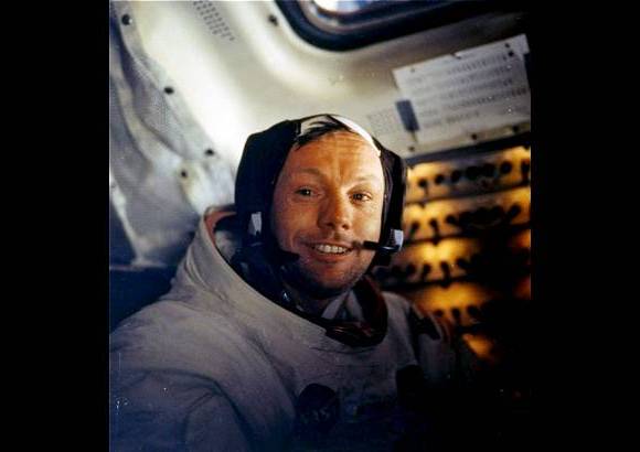 AP - Esta es la imagen que se tom&#243; a Neil Armstrong minutos antes de partir hacia la Luna como parte de la misi&#243;n Apolo 11.