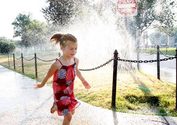 AP - Varias personas se han acercado a los parques p&#250;blicos para calmar el calor.
