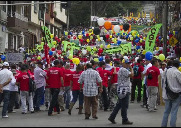 ESTEBAN VANEGAS - Las centrales obreras y grupos estudiantiles de las universidades Nacional y de Antioquia marcharon este 1 de mayo por las calles de Medell&#237;n, exigiendo garant&#237;as laborales al Gobierno Nacional. Al final de la movilizaci&#243;n se presentaron algunos enfrentamientos entre varios manifestantes y agentes de la Polic&#237;a.