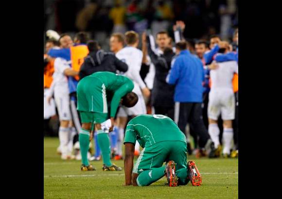 AP - Al borde del abismo, Grecia resucitó en la Copa del Mundo y con su primera victoria en la historia del torneo remontó para vencer 2-1 a Nigeria y así mantenerse en carrera dentro del Grupo B.