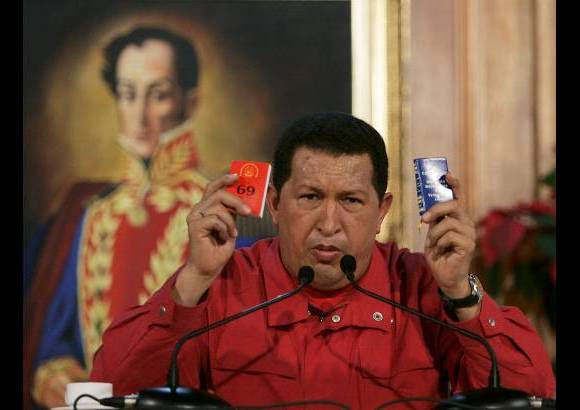 AP - En el a&#241;o 2007 Ch&#225;vez asumi&#243; la presidencia hasta 2013. Las relaciones con Colombia se vieron afectadas despu&#233;s de que el mandatario venezolano aceptara mediar en la operaci&#243;n Emmanuel. Ese mismo a&#241;o Ch&#225;vez perdi&#243; en las urnas un proyecto de reforma constitucional.
