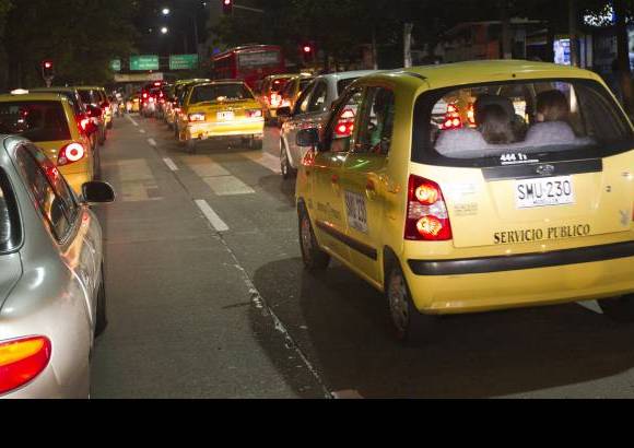 Edwin Bustamante - Las congestiones de tr&#225;fico se prolongaron en la noche como en horas pico.