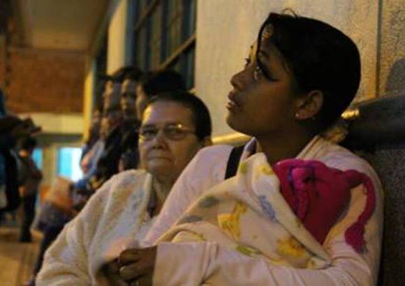 Yefferson Miranda - Acompa&#241;ada por su beb&#233;, Celmira espera obtener un ficho.