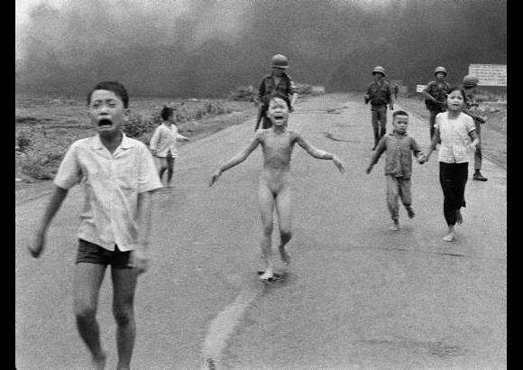 AP - La celebraci&#243;n se hizo con una recreaci&#243;n de la toma de Saig&#243;n, que puso fin al Gobierno del Sur apoyado por Estados Unidos y abri&#243; paso a la reunificaci&#243;n.