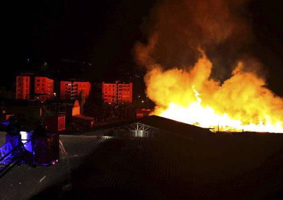 Manuel Saldarriaga - El incendio se presentó en la madrugada de este miércoles en el barrio Primavera del Municipio de Envigado. La conflagración comenzó en un deposito de maderas y las llamas alcanzaron cerca de 30 metros.