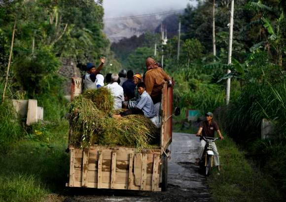 Reuters - La Agencia Nacional de Mitigaci&#243;n de Desastres dijo que 38 personas han muerto y 69.533 evacuadas desde que el Monte Merapi entr&#243; en erupci&#243;n el 26 de octubre.