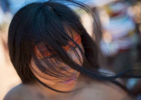Reuters - Una mujer india Waura observa las actividades de este a&#241;o de Quarup, un ritual que tiene lugar durante varios d&#237;as para honrar la muerte de una persona de gran importancia a en el parque nacional de Xingu, estado de Mato Grosso, Brasil.