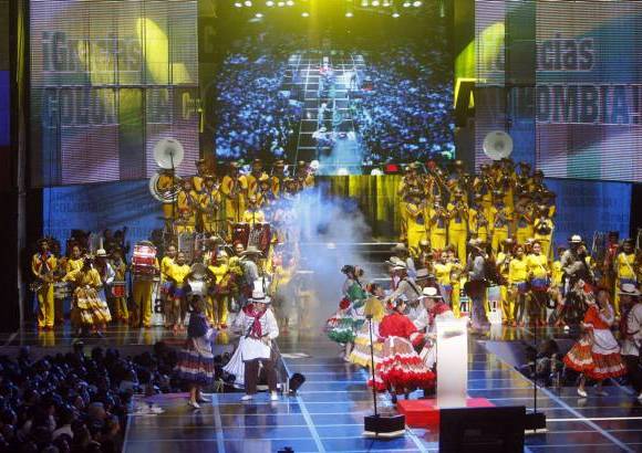 Colprensa - Con un gran espectáculo folclórico, Juan Manuel Santos celebró al lado de sus electores el triunfo en las urnas.