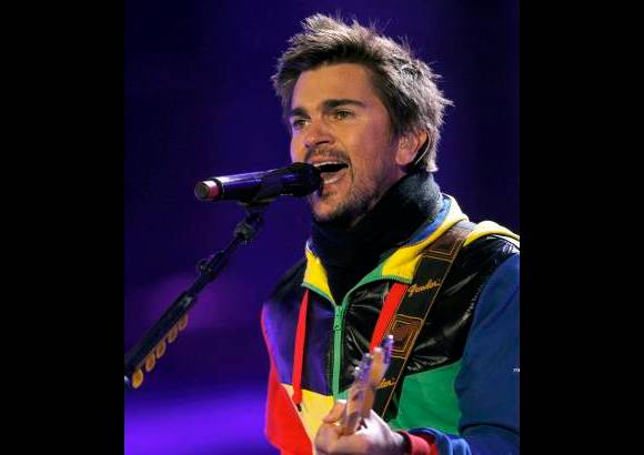 AP - El paisa Juanes, con una chaqueta multicolor, present&#243; el sencillo de su nuevo disco Yerbatero ante los v&#237;tores del p&#250;blico.