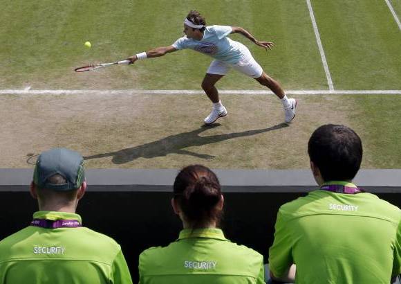 AP - Hasta los de seguridad aprovechan para apreciar a los deportistas. Nadie quiere perderse un entrenamiento de Roger Federer, número uno del mundo.