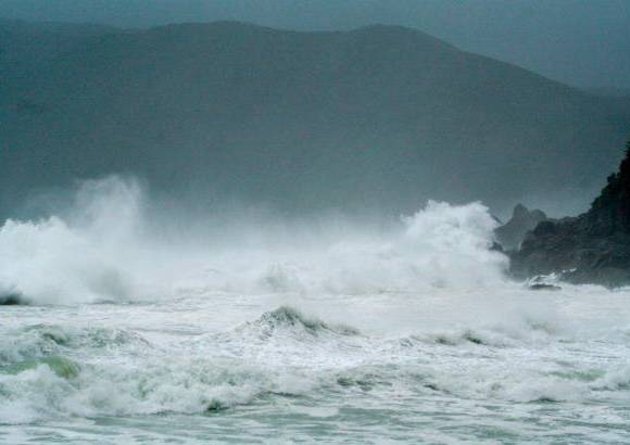 Reuters - El tif&#243;n Neoguri se ha debilitado desde su estado original como un supertif&#243;n, pero se manten&#237;a intenso, con r&#225;fagas de m&#225;s de 250 kil&#243;metros por hora. Neoguri avanzaba a trav&#233;s de la cadena insular de Okinawa, donde estaban en vigor advertencias de tormenta y alta mar.
