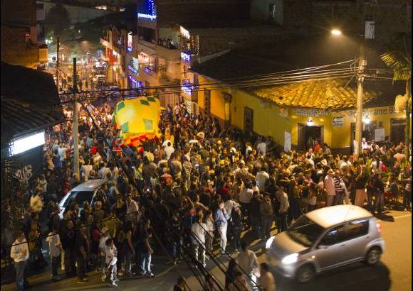 Edwin Bustamante - En el barrio Mesa, otro sitio de tradici&#243;n para recibir el mes de diciembre, hubo aglomeraci&#243;n de gente.