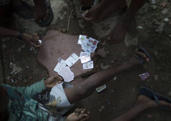 AP - Chicos de barrios pobres intercambian estampas de álbumes mientras otros juegan en pequeñas canchas cercanas a Maracaná.