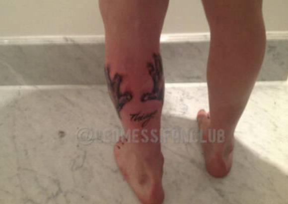 FOTO CORTES&#205;A - Lionel Messi le rindi&#243; homenaje a su hijo Thiago, quien naci&#243; el pasado mes de noviembre. En su pierna izquierda, el astro del f&#250;tbol, se tatu&#243; el nombre y la silueta de las dos manos del peque&#241;o Thiago.