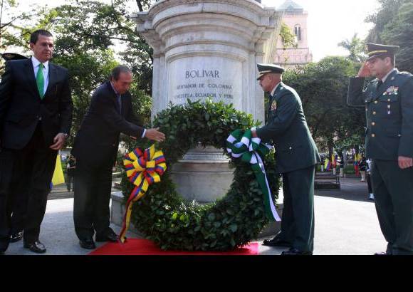 R&#243;bison S&#225;enz - El Gobernador Luis Alfredo Ramos deposit&#243; una ofrenda floral en la estatua del libertador Sim&#243;n Bol&#237;var en Medell&#237;n.